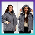 Жіноча демісезонна куртка батал графітового кольору з капюшоном і рукавом 3/4