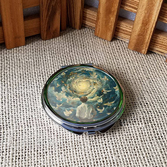 Кишенькове дзеркальце Хлопчик та білі голуби, фото 1