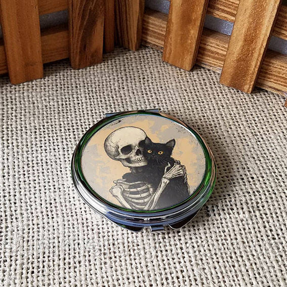 Кишенькове дзеркальце Скелет із чорним котом, фото 1