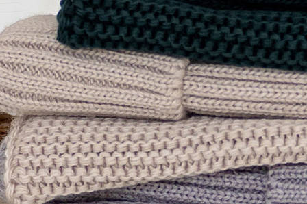 Жіноча в’язана шапка і хомут набір 3 вовна 20% з відворотом Темно бежевий, фото 2