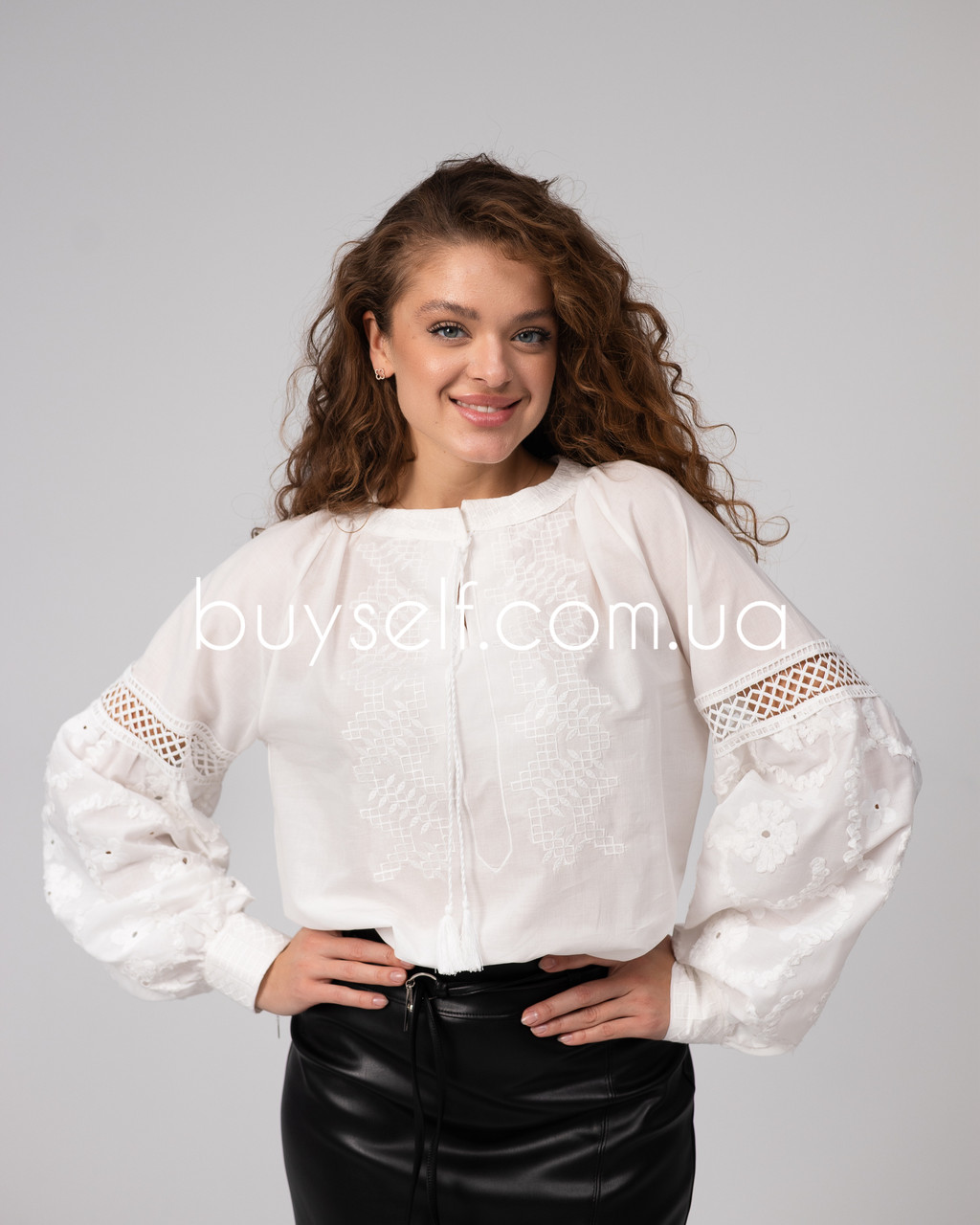 Жіноча блуза вишиванка з мереживом і квітковою аплікацією молочна, фото 1