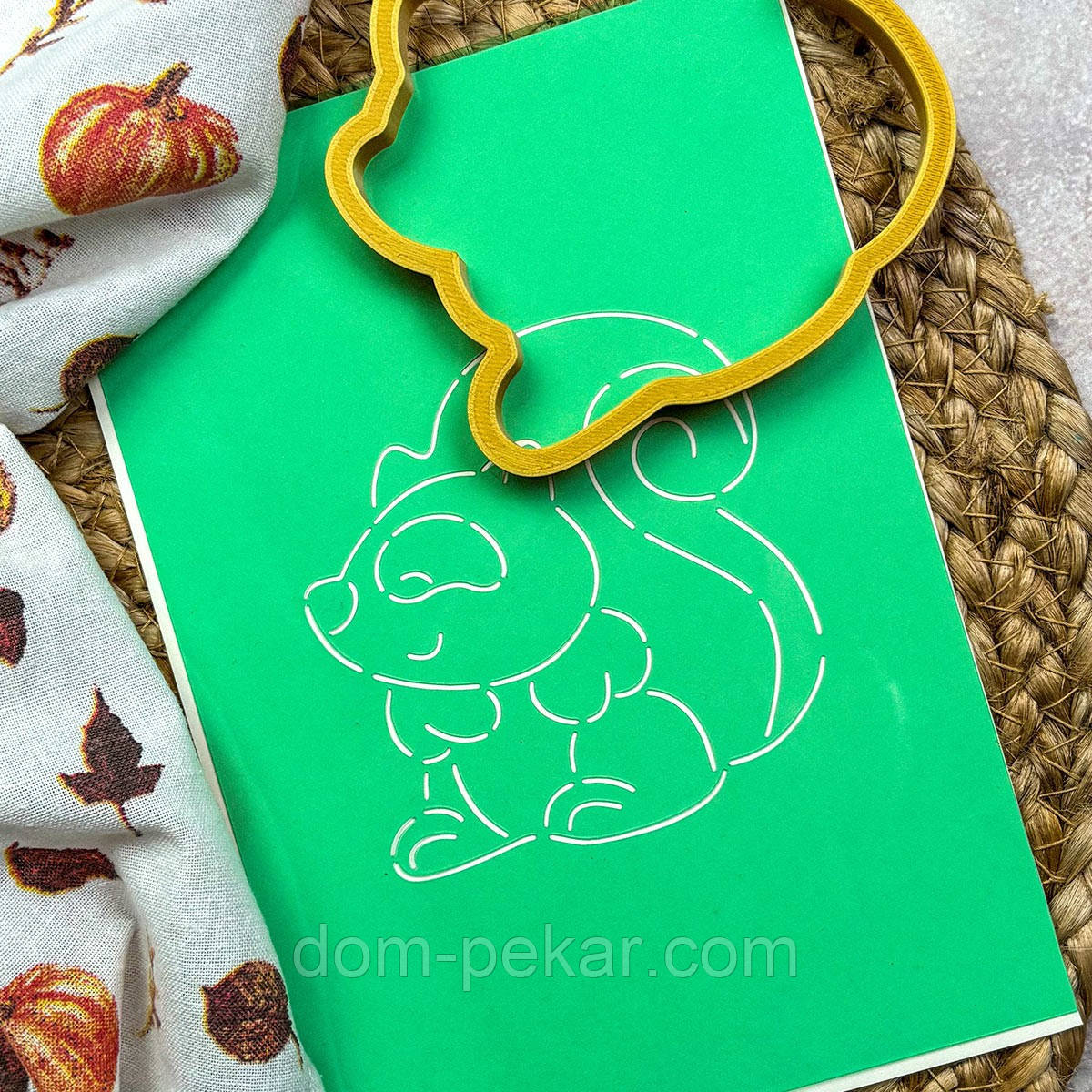 Білочка вирубка з трафаретом 10*9,5 см (TR-2)