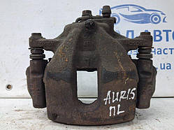 Суппорт передній лівий Toyota Auris E150 1.6 БЕНЗИН 1ZRFAE 2006 (б/у)