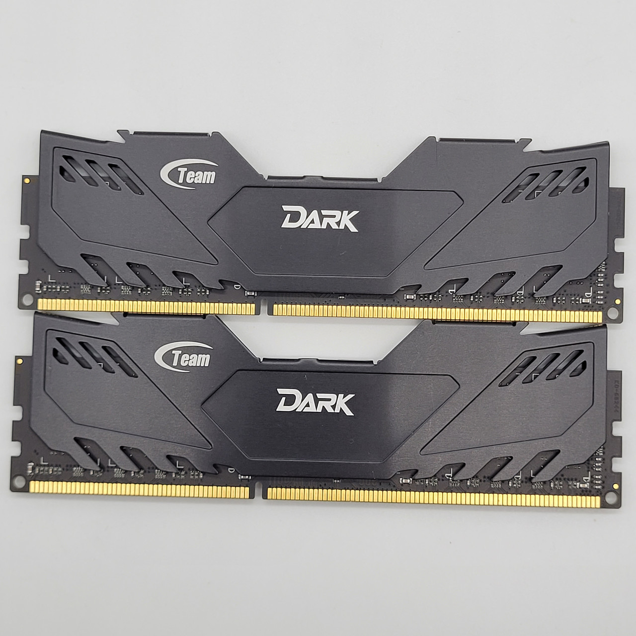 Пара оперативної пам'яті Team Dark DDR3 16Gb (2x8Gb) 1600MHz PC3-12800U 2R8 CL9 (TDD38G1600HC9BK) Б/В