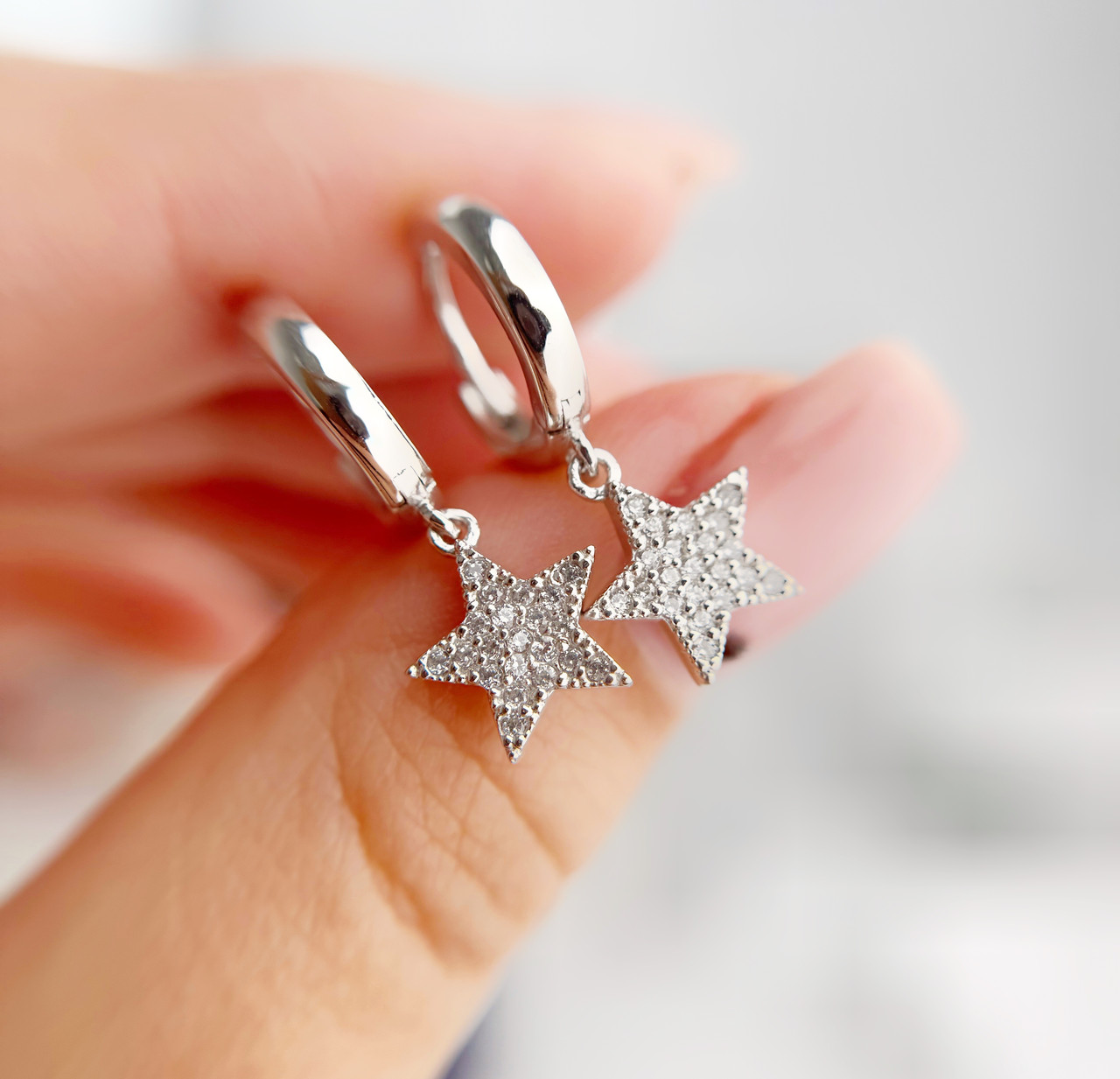 Срібні сережки-зірочки з білими фіанітами на англійській застібці "Аделіна" - 925 проби, фото 1