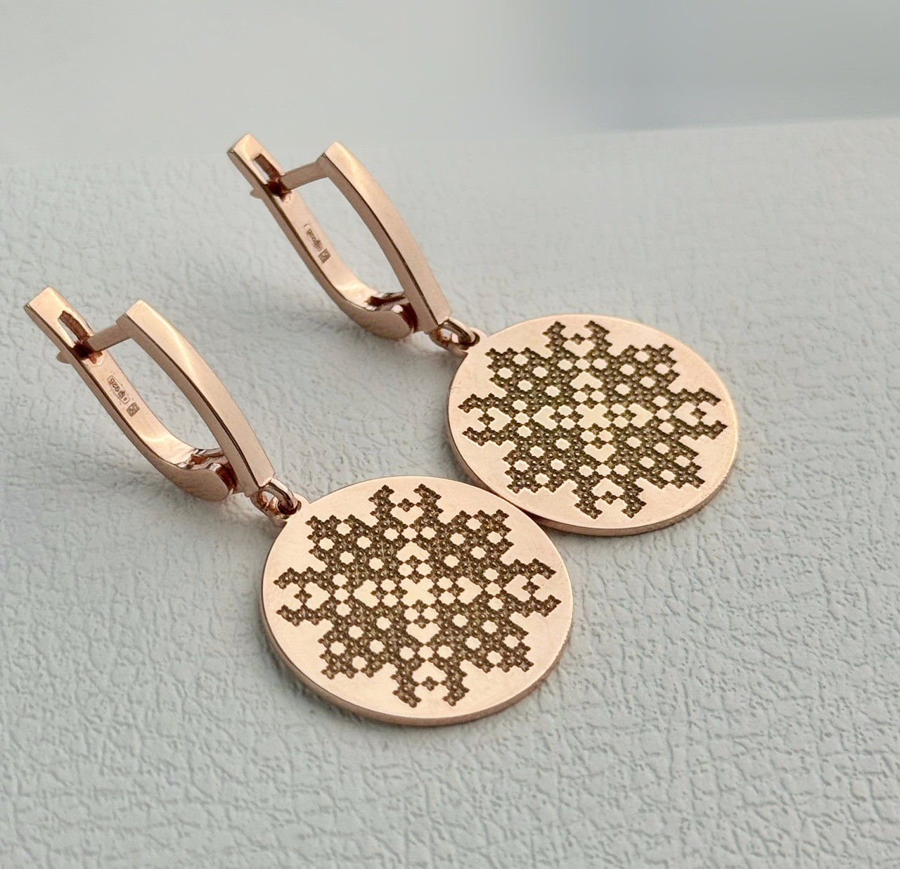 Сережки срібні в позолоті “Код Предків” з орнаментом на круглому підвісі, англійська застібка, фото 1