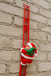 Музична фігурка Дід Мороз, Санта Клаус на сходах 🎄 | Співає, світиться, дереться | Новорічна прикраса