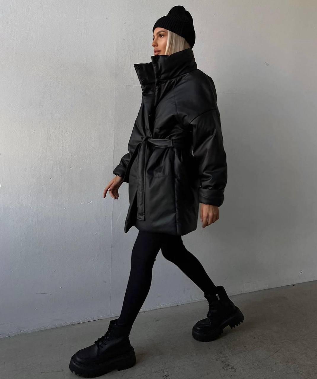 Жіноча стильна базова куртка з поясом з екошкіри без капюшона тепла зимова курточка на підкладці синтепон 250 середня довжина, фото 1