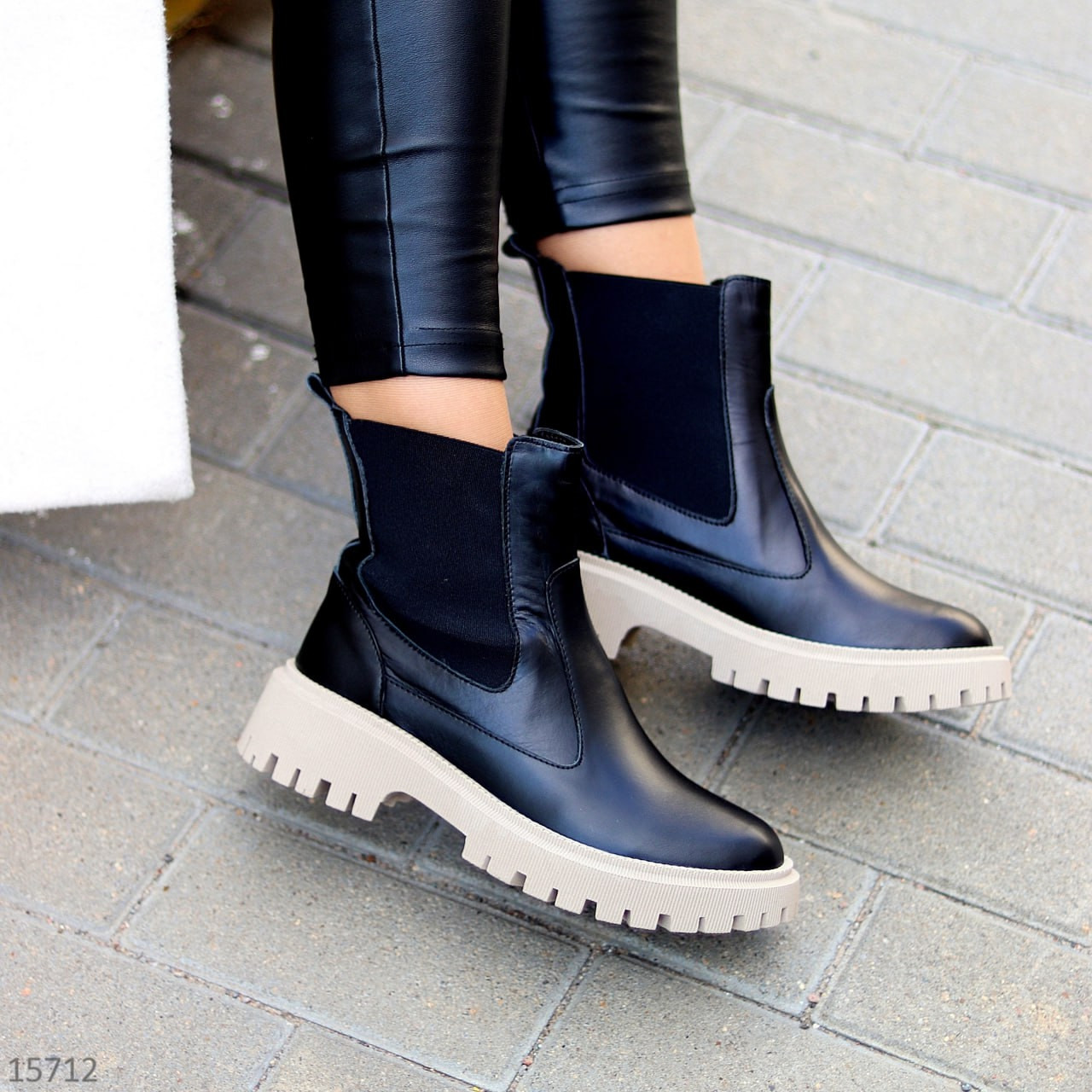 Стильні чорні шкіряні зимові черевики челсі на бежевій підошві, фото 1