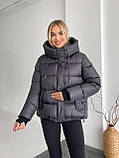 Жіноча коротка зимова куртка пуховик з біопухом і капюшоном пуфер 42-48 графіт, фото 4