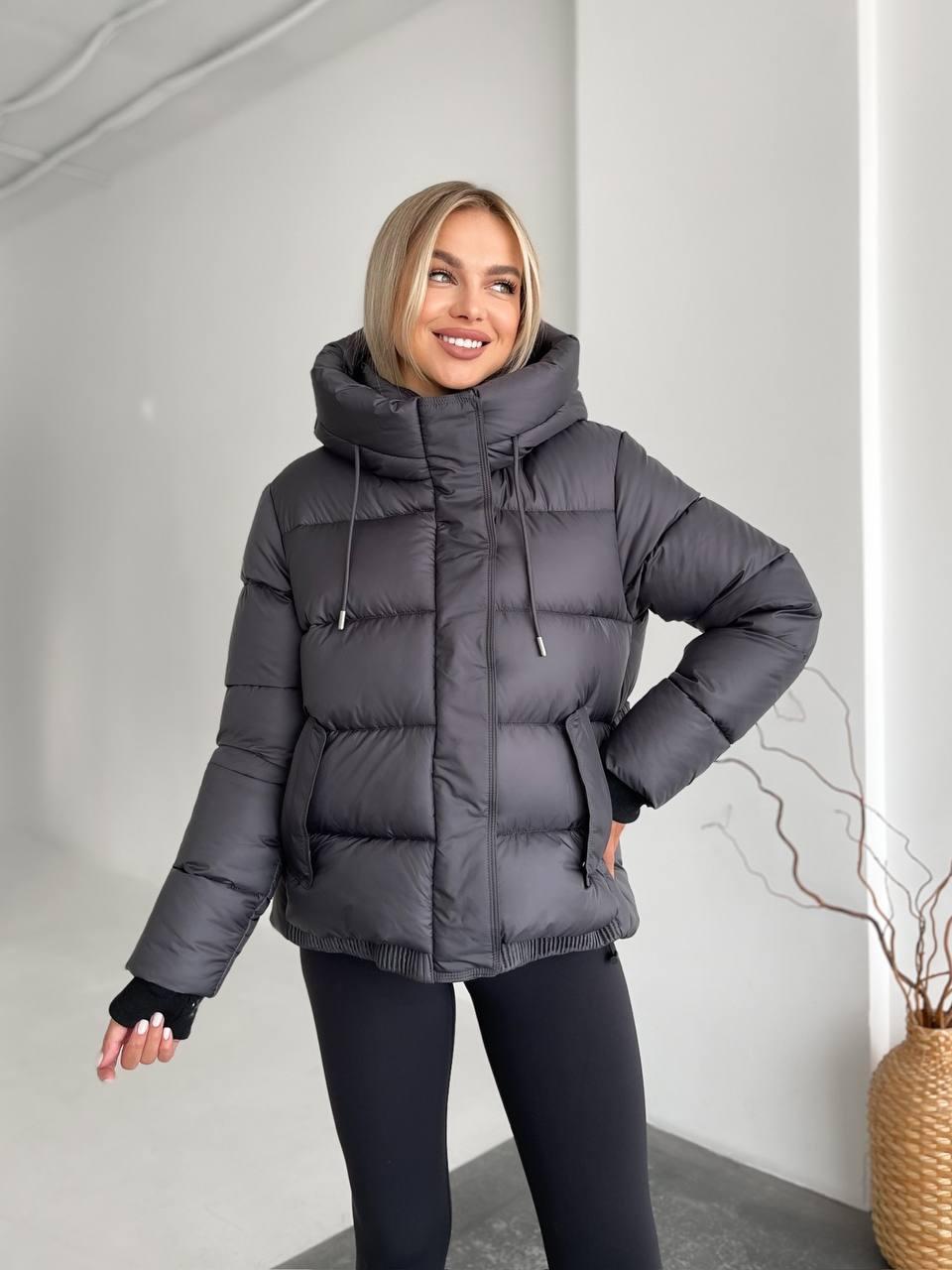 Жіноча коротка зимова куртка пуховик з біопухом і капюшоном пуфер 42-48 графіт, фото 1