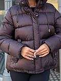 Жіноча коротка зимова куртка пуховик з біопухом і капюшоном пуфер 42-48 шоколад, фото 6