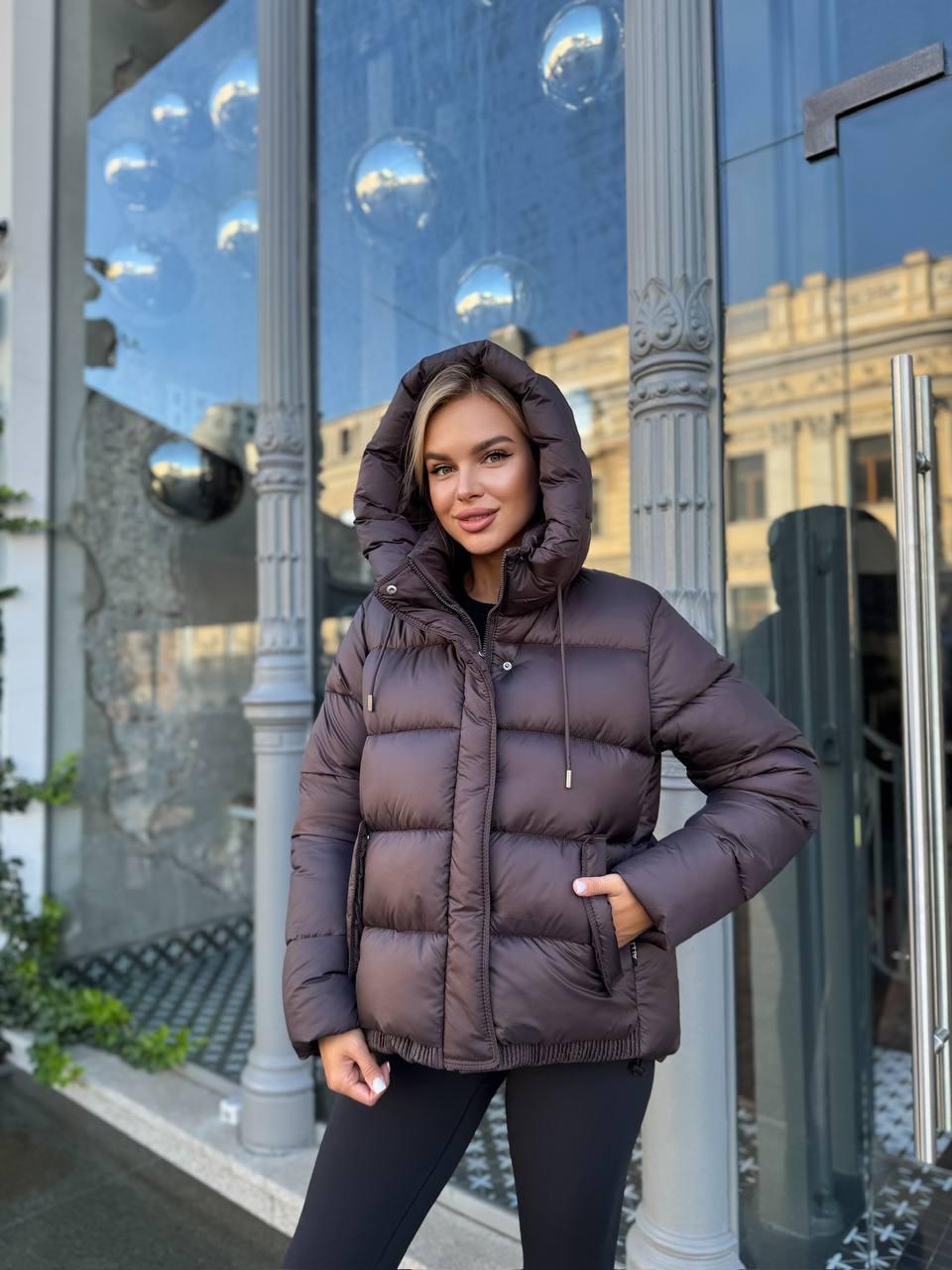Жіноча коротка зимова куртка пуховик з біопухом і капюшоном пуфер 42-48 шоколад, фото 1