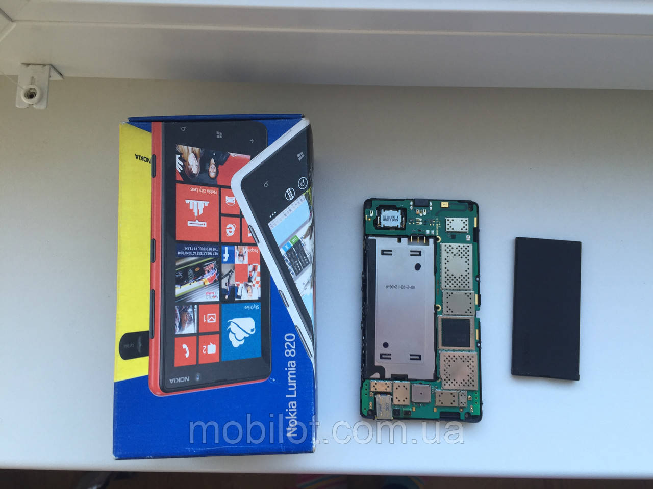 Мобільний телефон Nokia Lumia 820 (TZ-1641) На запчастини