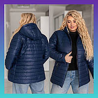 Жіноча коротка демісезонна куртка батал синього кольору стьобана з капюшоном