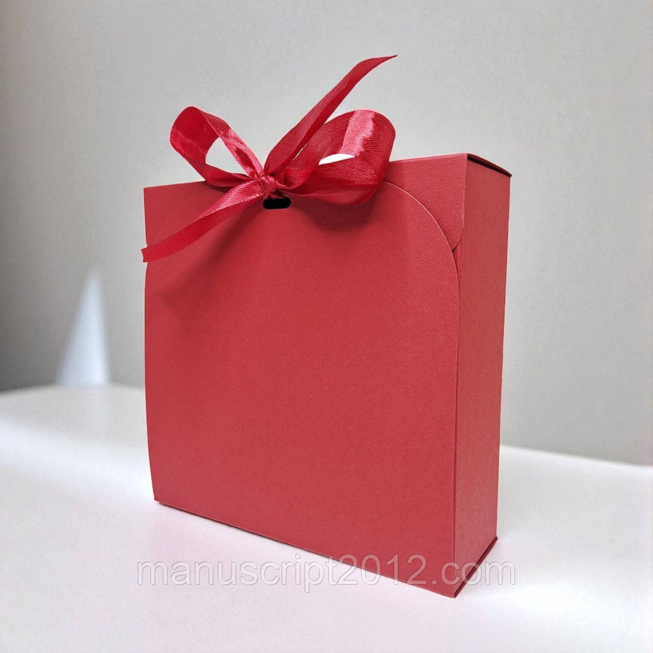Коробка подарункова зі стрічкою (170х170х60мм.) бордова