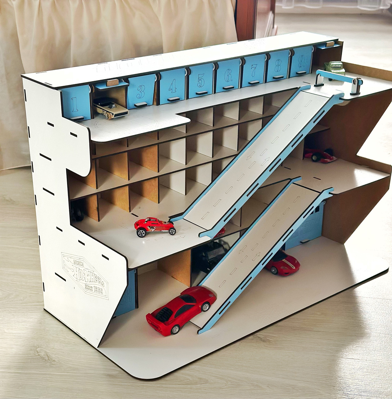 Дерев’яна парковка для машинок Hot Wheels | Паркінг на 50 гаражів із двома спусками і шлагбаумом, фото 1