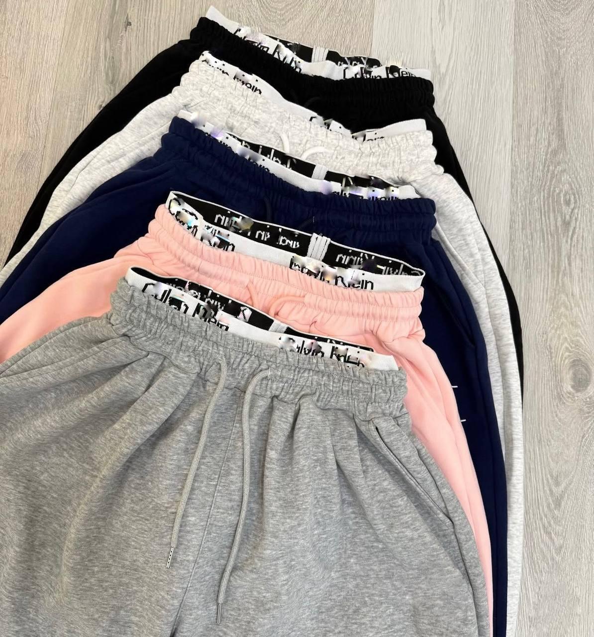 Костюм з лого резинкою на штанах Модель: 1530-228/1 Кольори: чорний, сірий меланж, молочний, Барбі, шоколад, фото 1