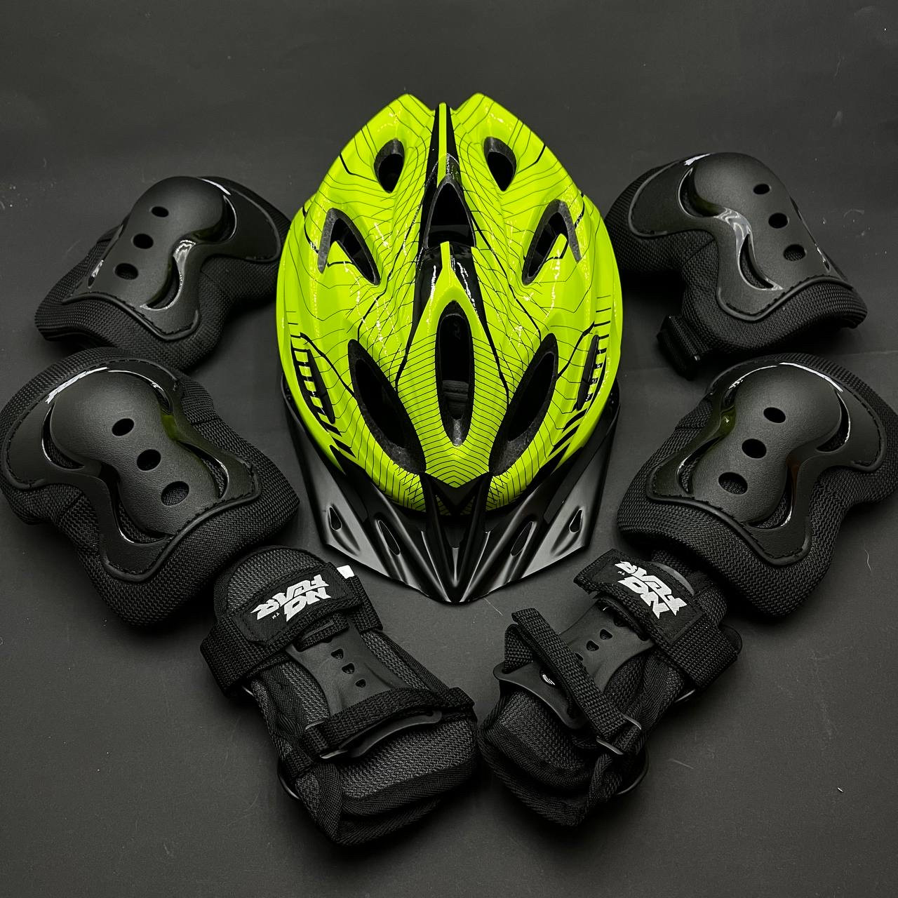 Якісний комплект захисту, шолом + наколінники, налокітники, рукавички, фото 1