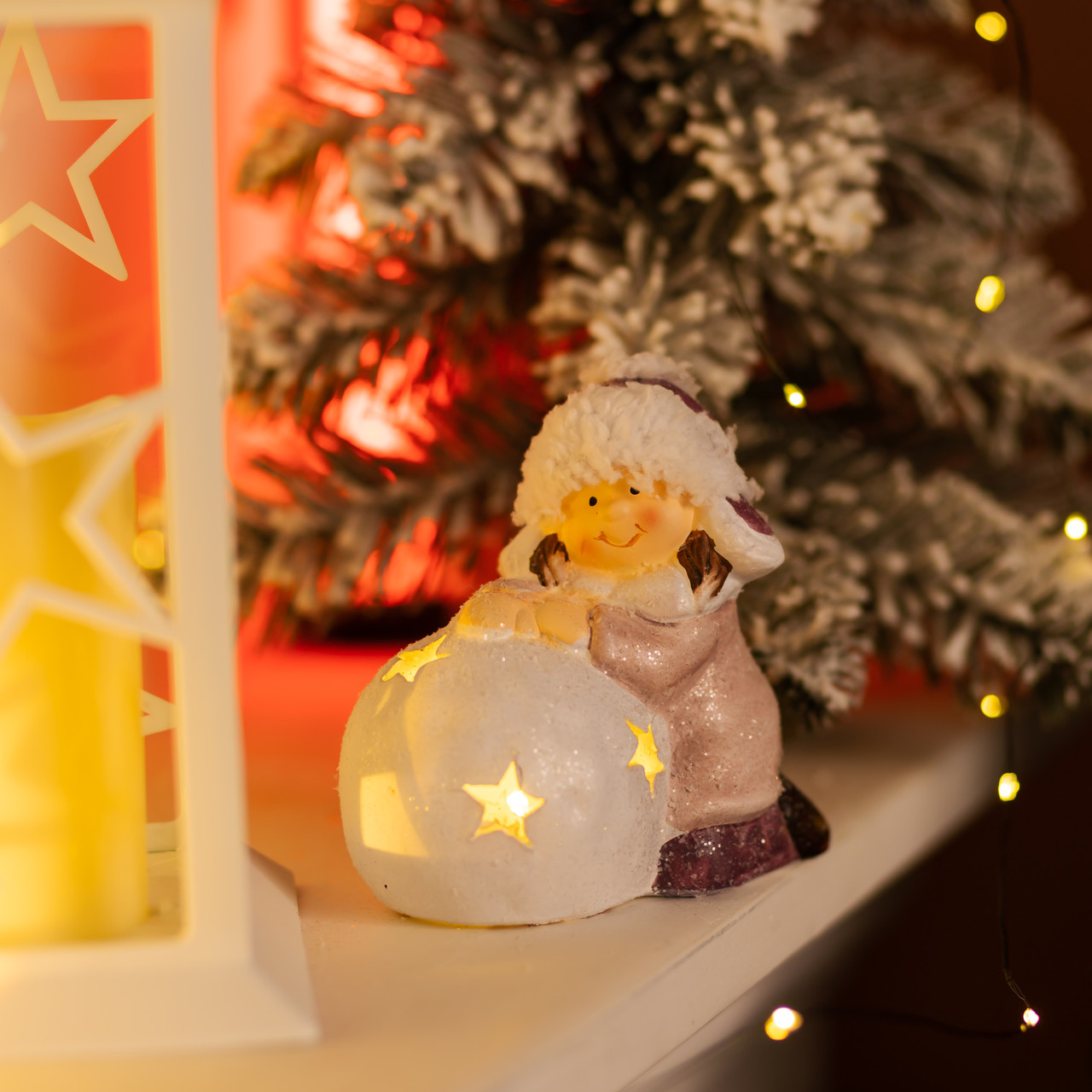 Новорічна фігурка з підсвіткою Дівчинка зі сніговою кулею з фарфори 11×7×12 (см) новорічний декор для дому, квартири на подарунок, фото 1