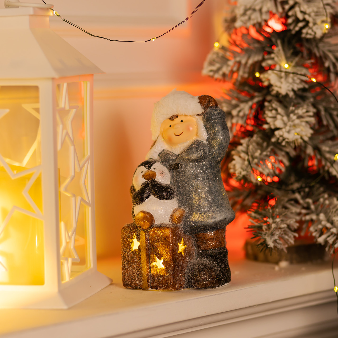 Фігурка новорічна Дівчинка з подарунком 9×10×19см порцеляна підсвітка, декоративна іграшка святковий сувенір інтер'єр, фото 1