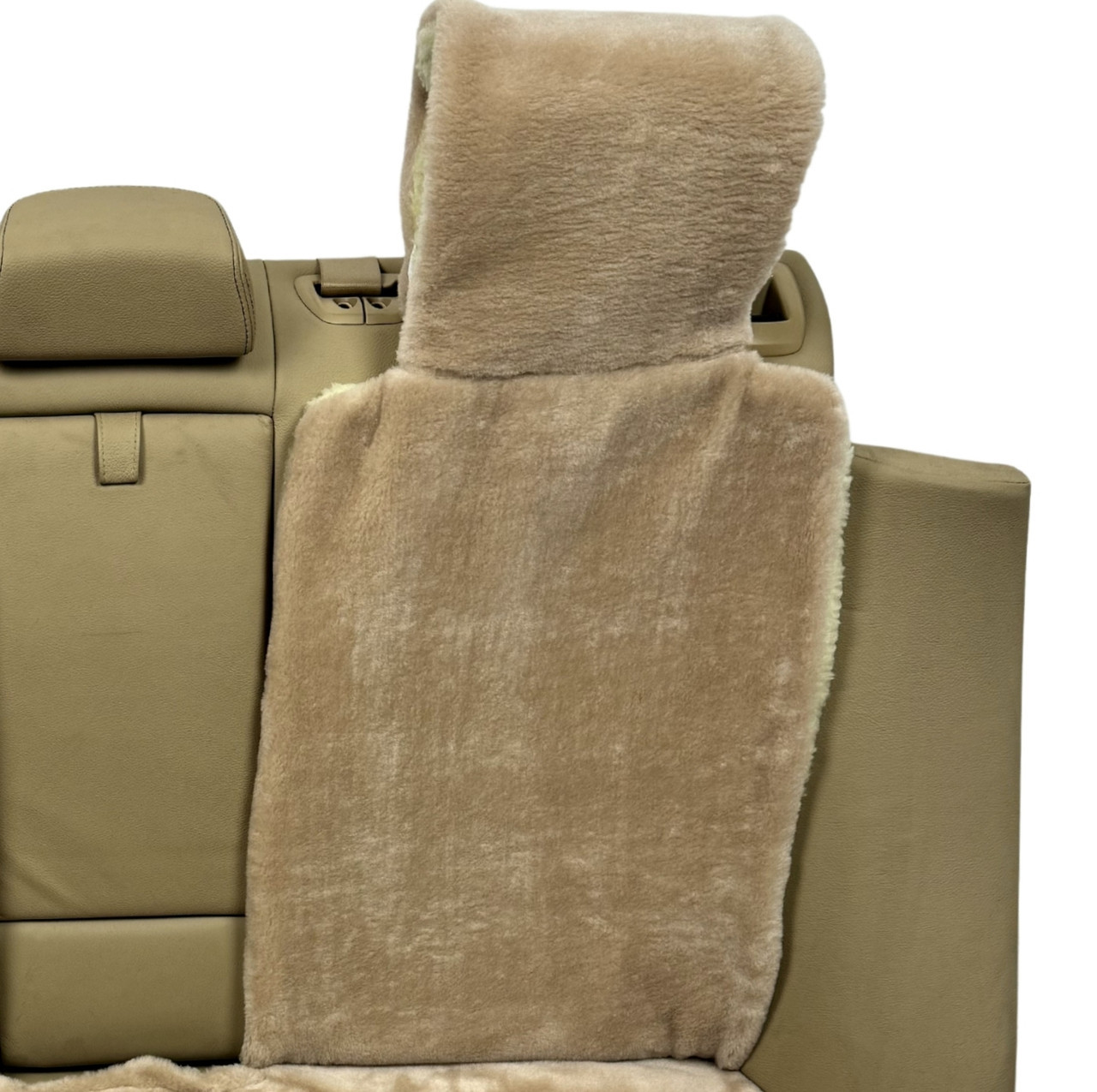 Додаткова хутряна накидка на спинку заднього сидіння автомобіля бежева з підголовником