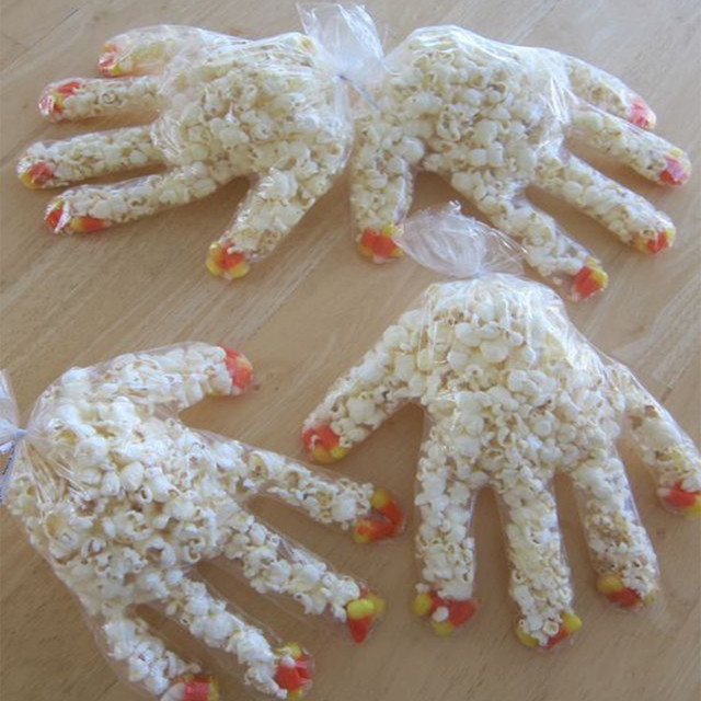 Рука монстра (або примарна рука) з попкорну