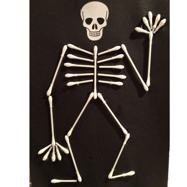 Скелет із вушних паличок