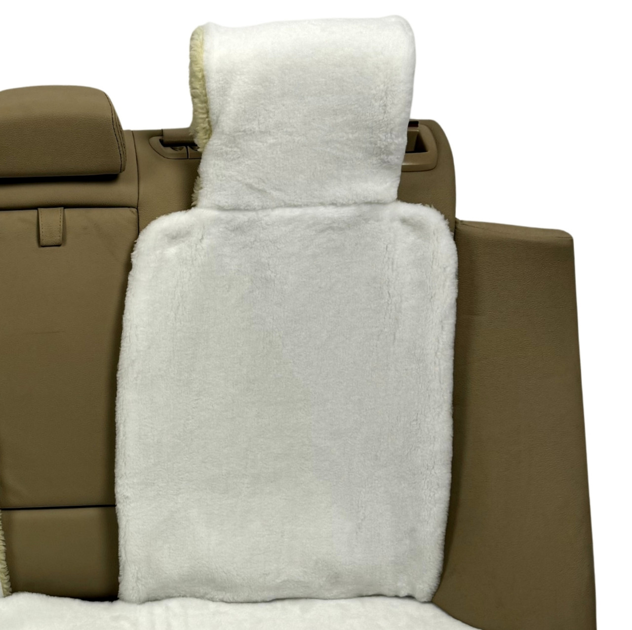 Додаткова хутряна накидка на спинку заднього сидіння автомобіля біла з підголовником