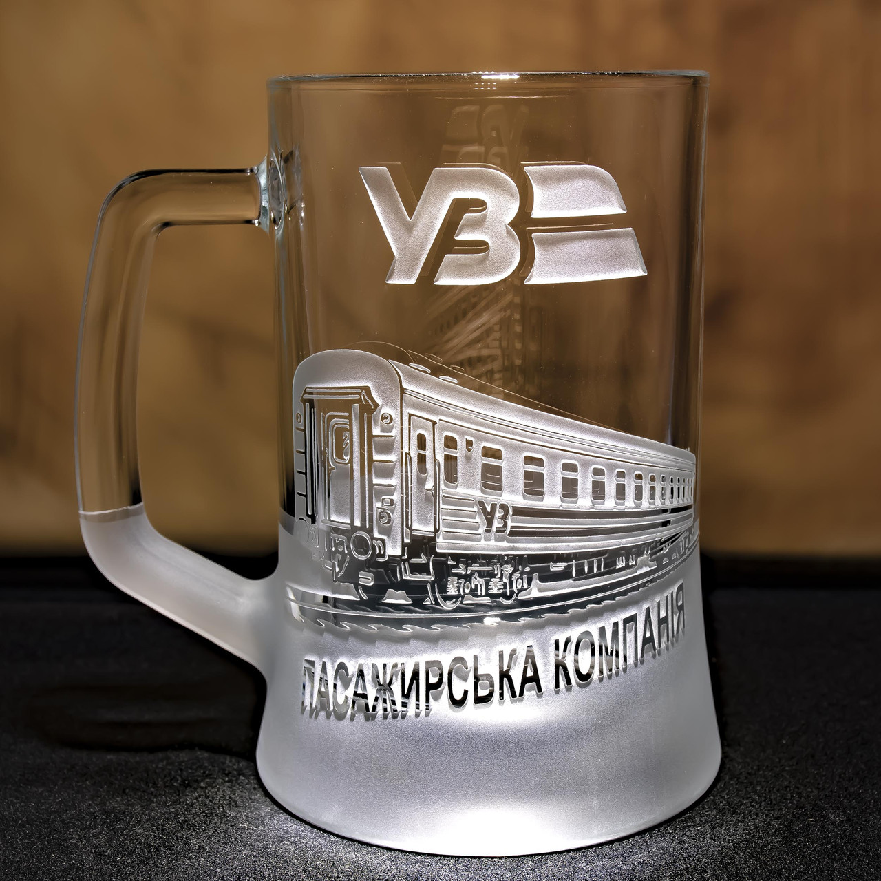Пивний келих з гравіюванням Укрзалізниця пасажинський вагон - подарунок для машиніста, провідника, працівника Укрзалізниці, фото 1
