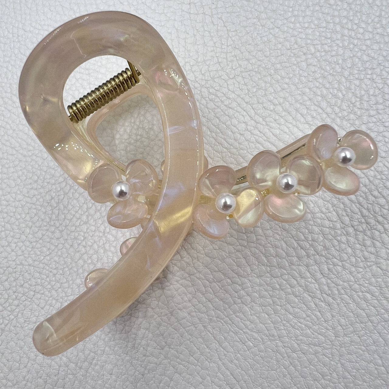 Краб для волос прочный пластик мраморный переливающийся бежевого цвета с цветочками и бусинами размер 80х50 см