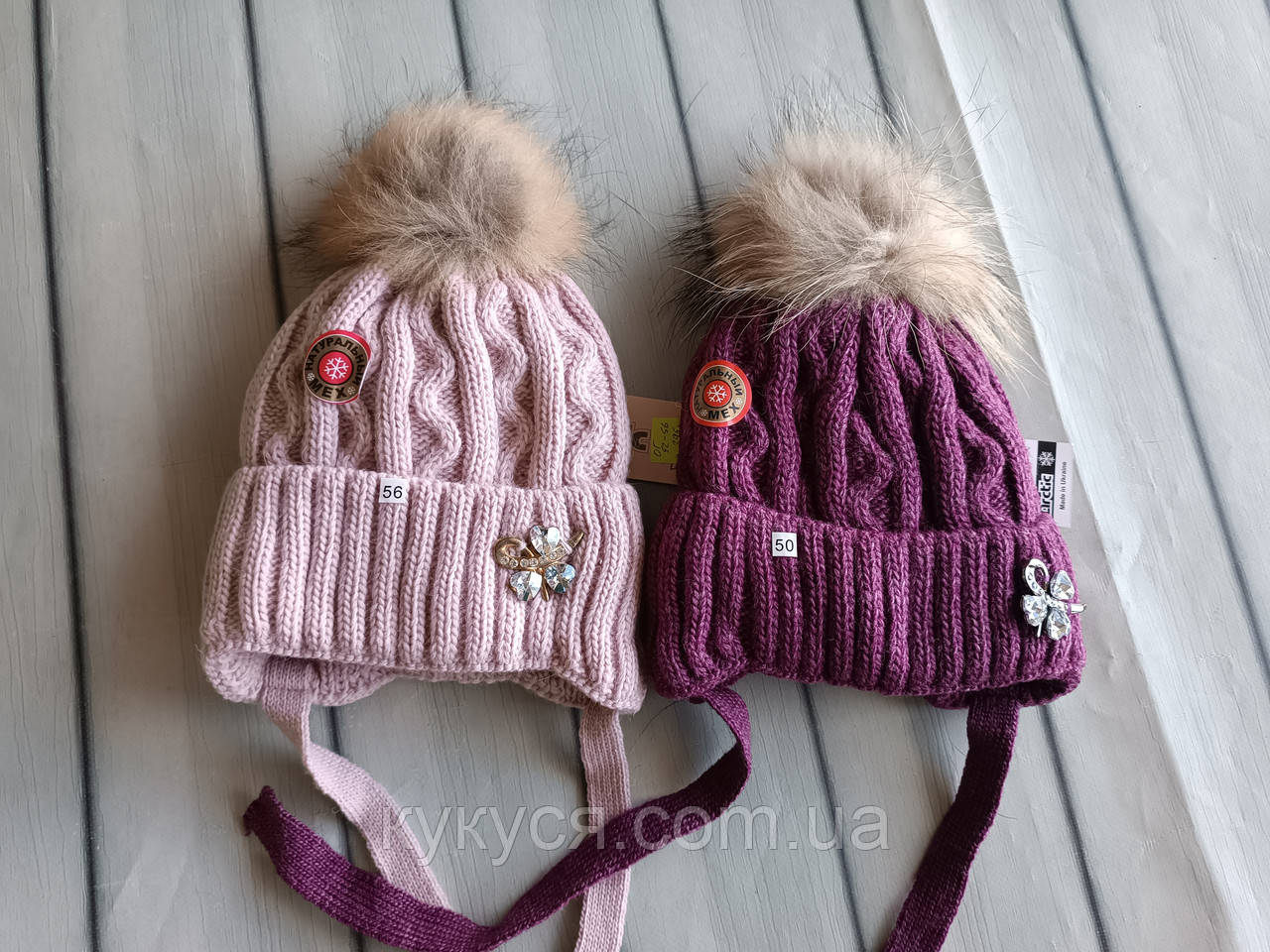 Шапка на зав'язках із помпоном