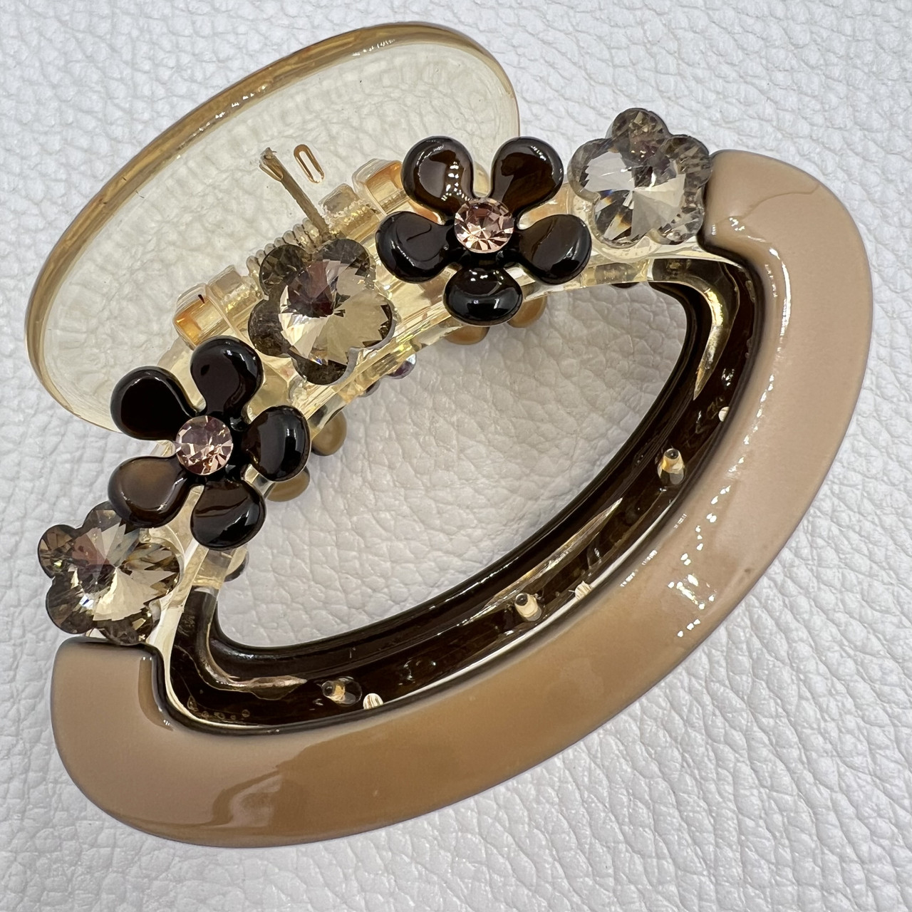 Краб для волос французский пластик овальный глянцевый светло коричневого цвета с цветочками и серыми стразами размер 4.5х7 см