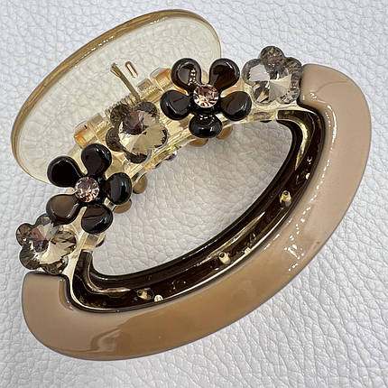 Краб для волос французский пластик овальный глянцевый светло коричневого цвета с цветочками и серыми стразами размер 4.5х7 см, фото 1