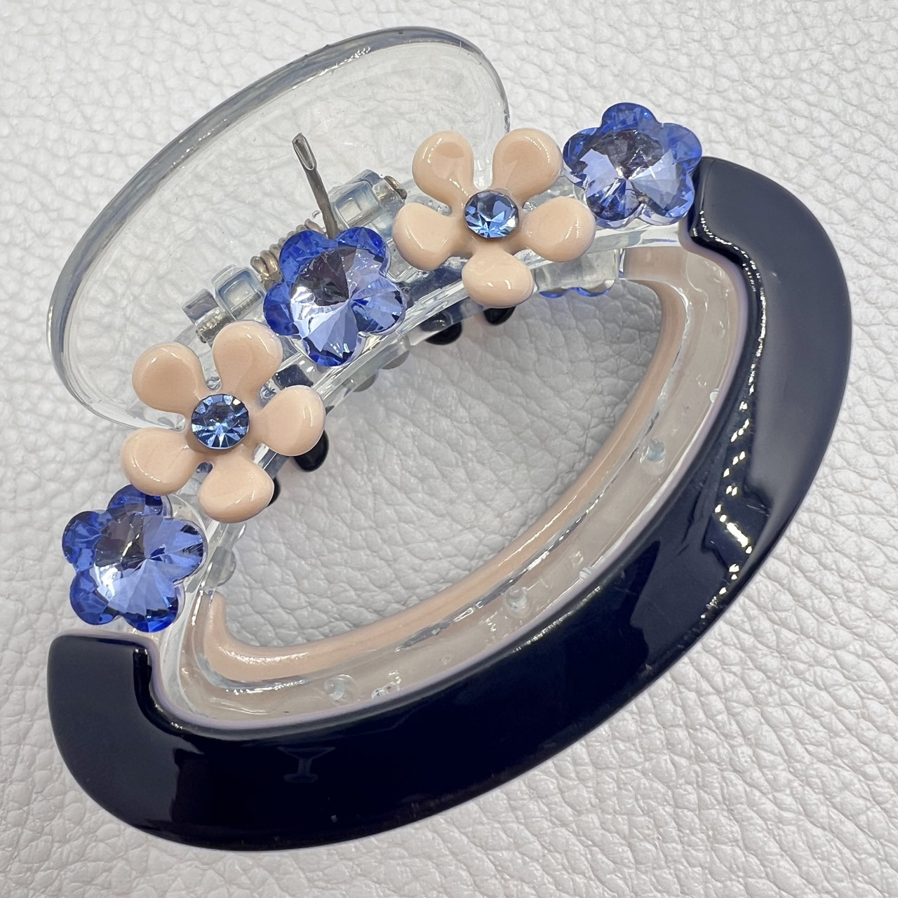 Краб для волос прочный пластик овальный глянцевый синего цвета с цветочками и голубыми стразами размер 4.5х7 см