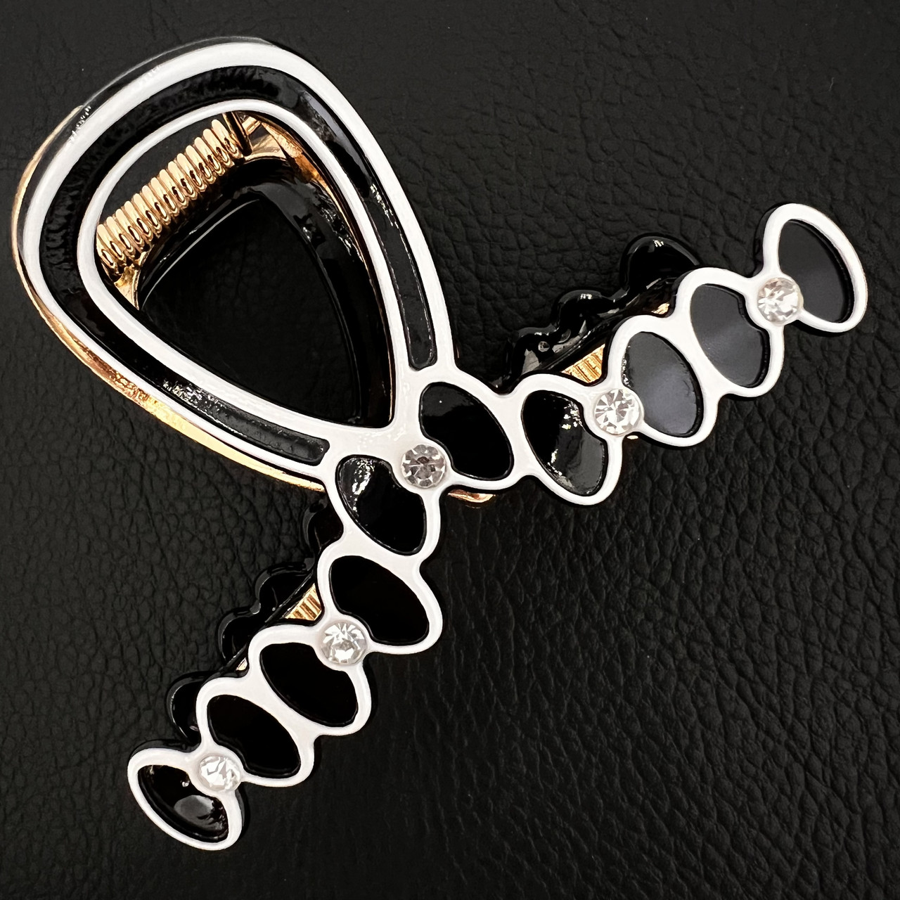 Краб для волос металлический золотистый черно белого цвета с бантиками и голубыми стразами длина 5 см ширина 8 см