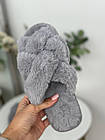 Чорні тапочки жіночі з хутром навхрест Жіночі домашні шльопанці хутряні з відкритими пальцями Пухнасті шльопанці, фото 9
