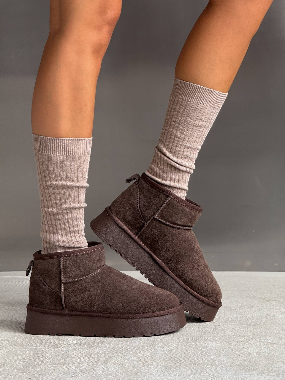 Жіночі коричневі уггі, короткі замшеві уггі, уггі жіночі на вісокій підошві, коричневі замшеві уггі, фото 1