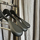 Плічка дерев'яні широкі чорного кольору з антиковзною поперечиною 45см, фото 6