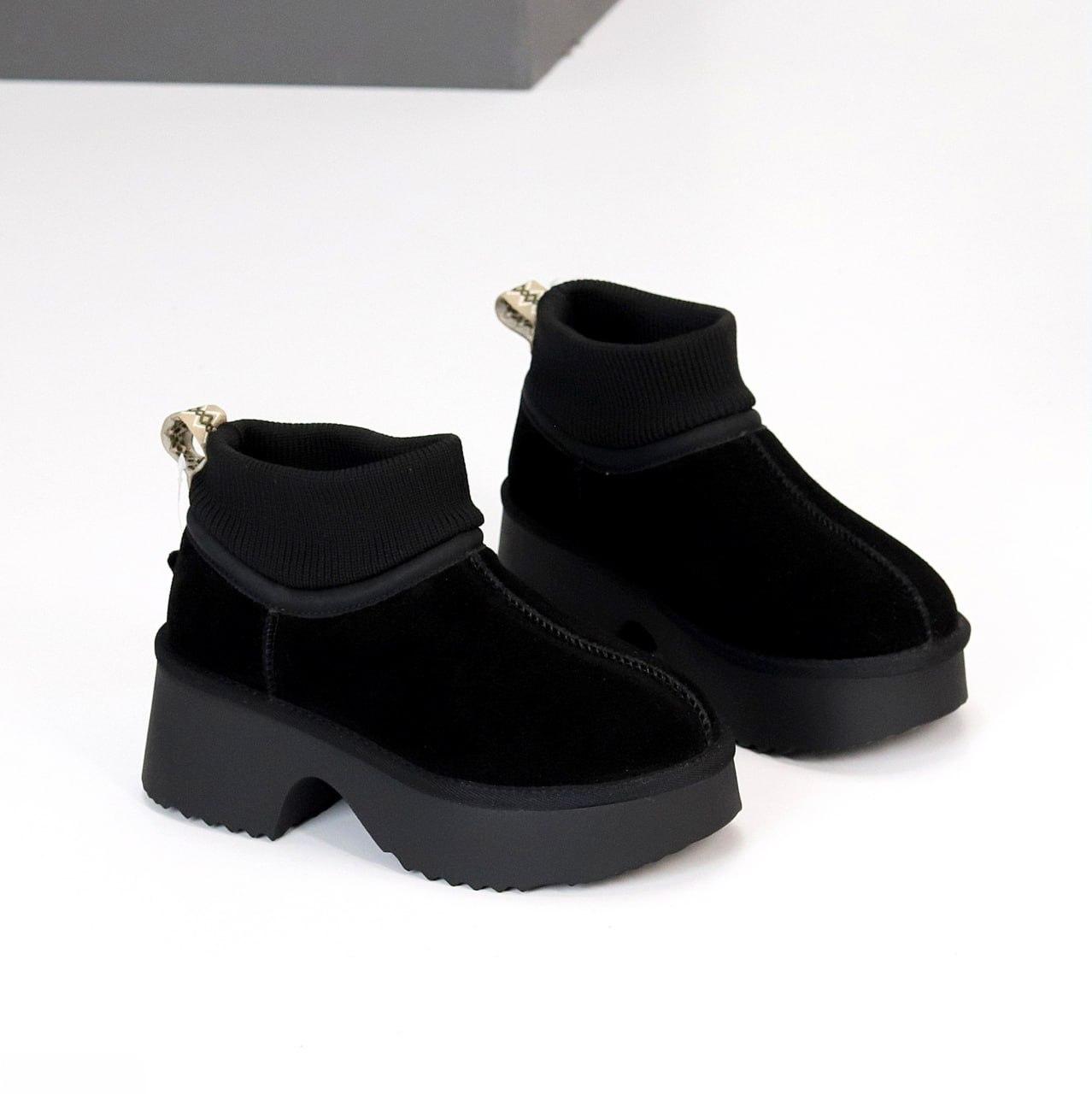 Жіночі уггі замшеві короткі з дов'язом на платформі чорні натуральна замша