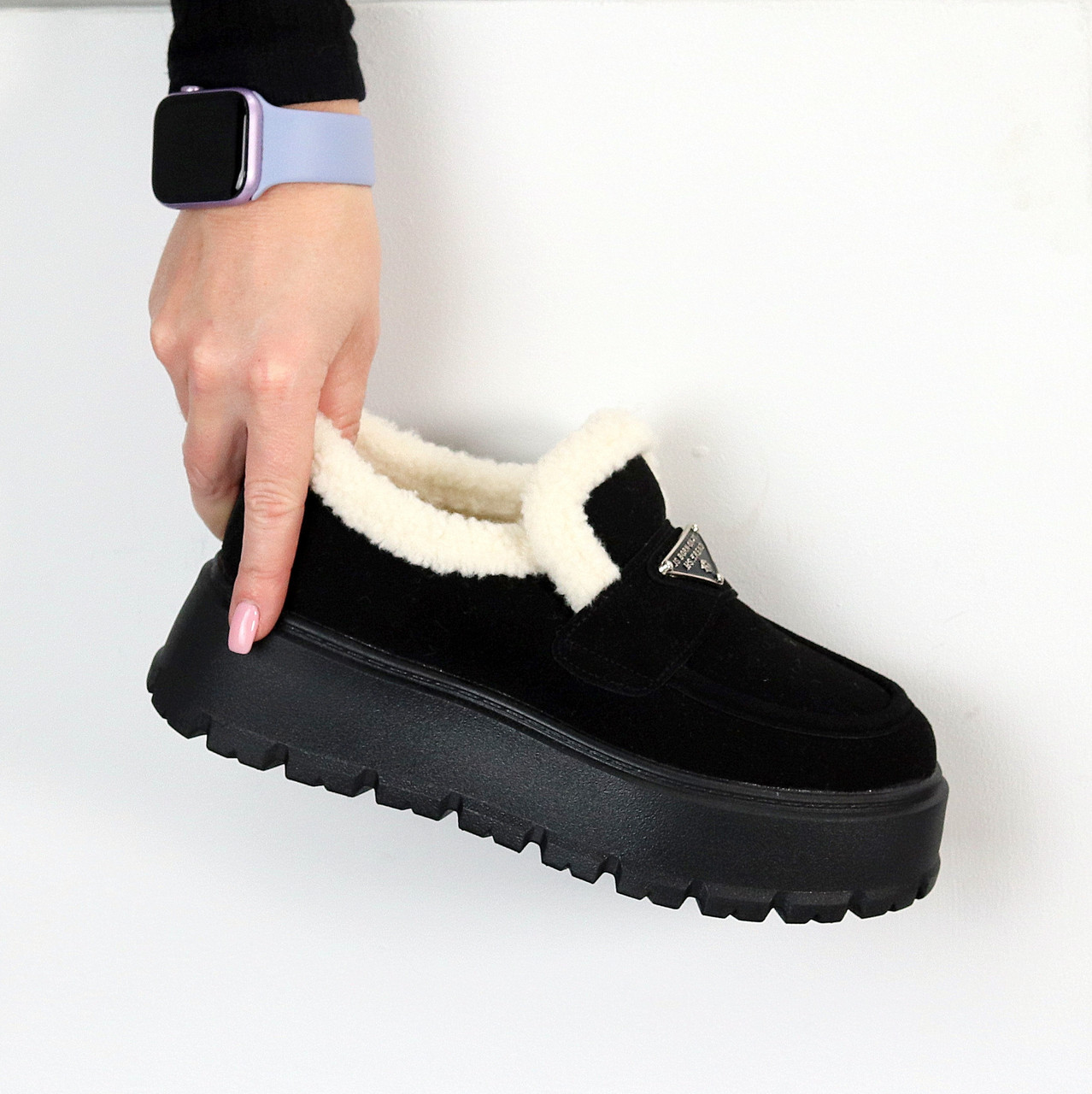 Модні чорні низькі уггі автоледі з опушкою на потовщеній підошві, фото 1