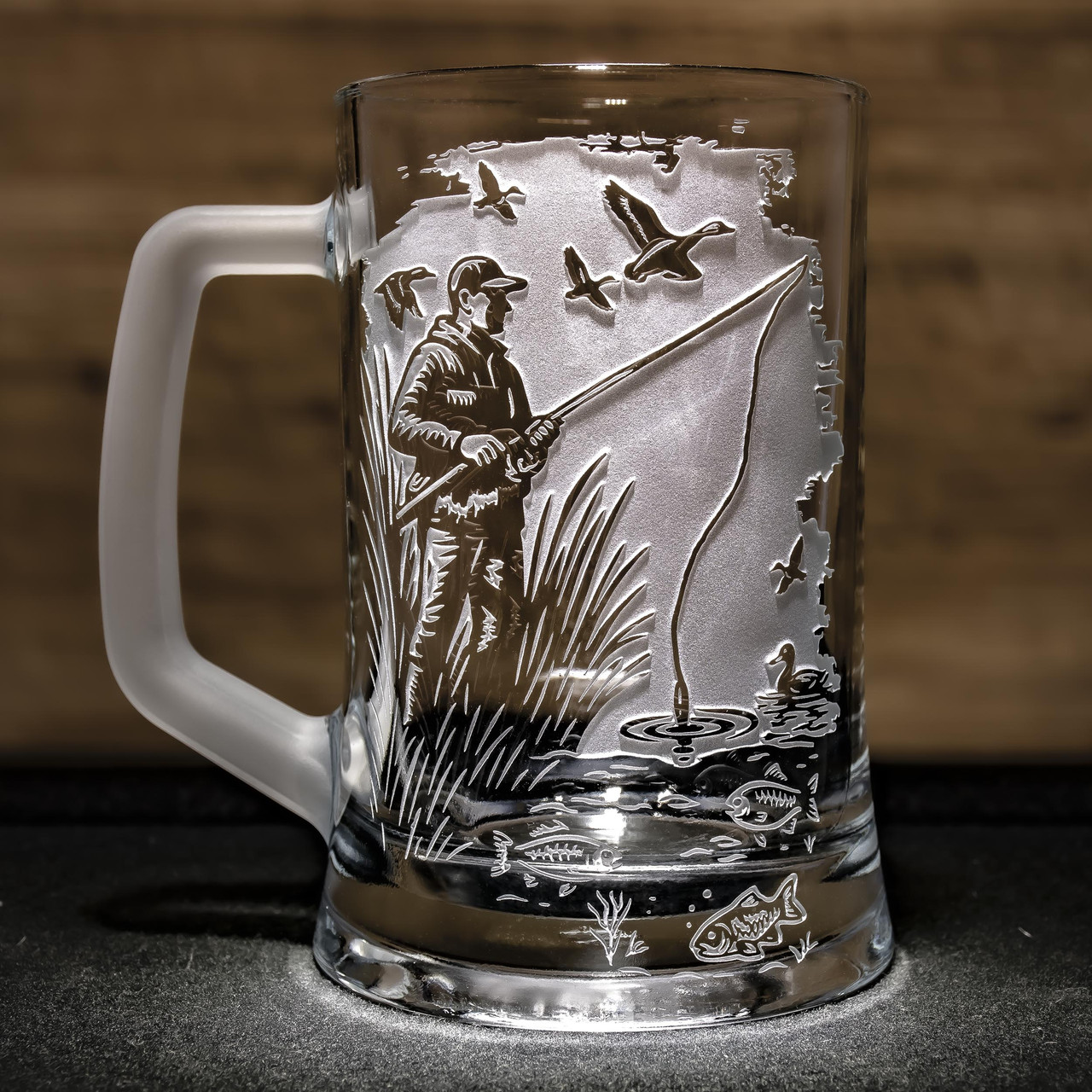 Бокал для пива з гравіюванням Рибалка в процесі - подарунок для завзятого рибалки, фото 1
