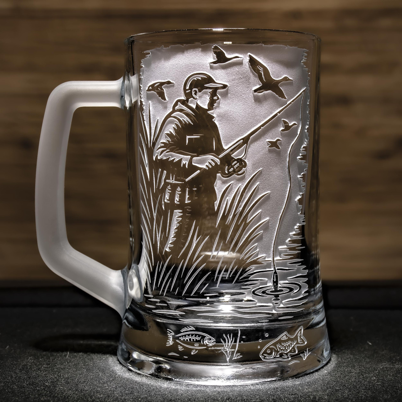 Бокал для пива з гравіюванням Момент клювання - оригінальний подарунок для любителя риболовлі, фото 1