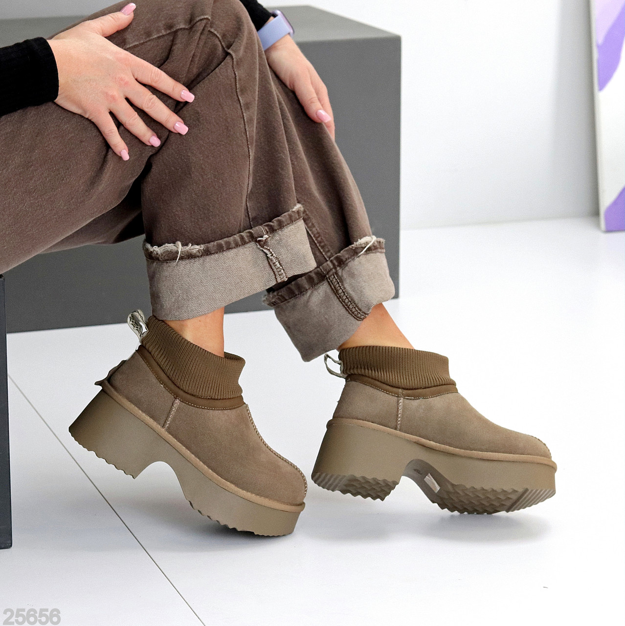 Модні замшеві уггі з манжетом на товстій підошві колір Мокко, фото 1