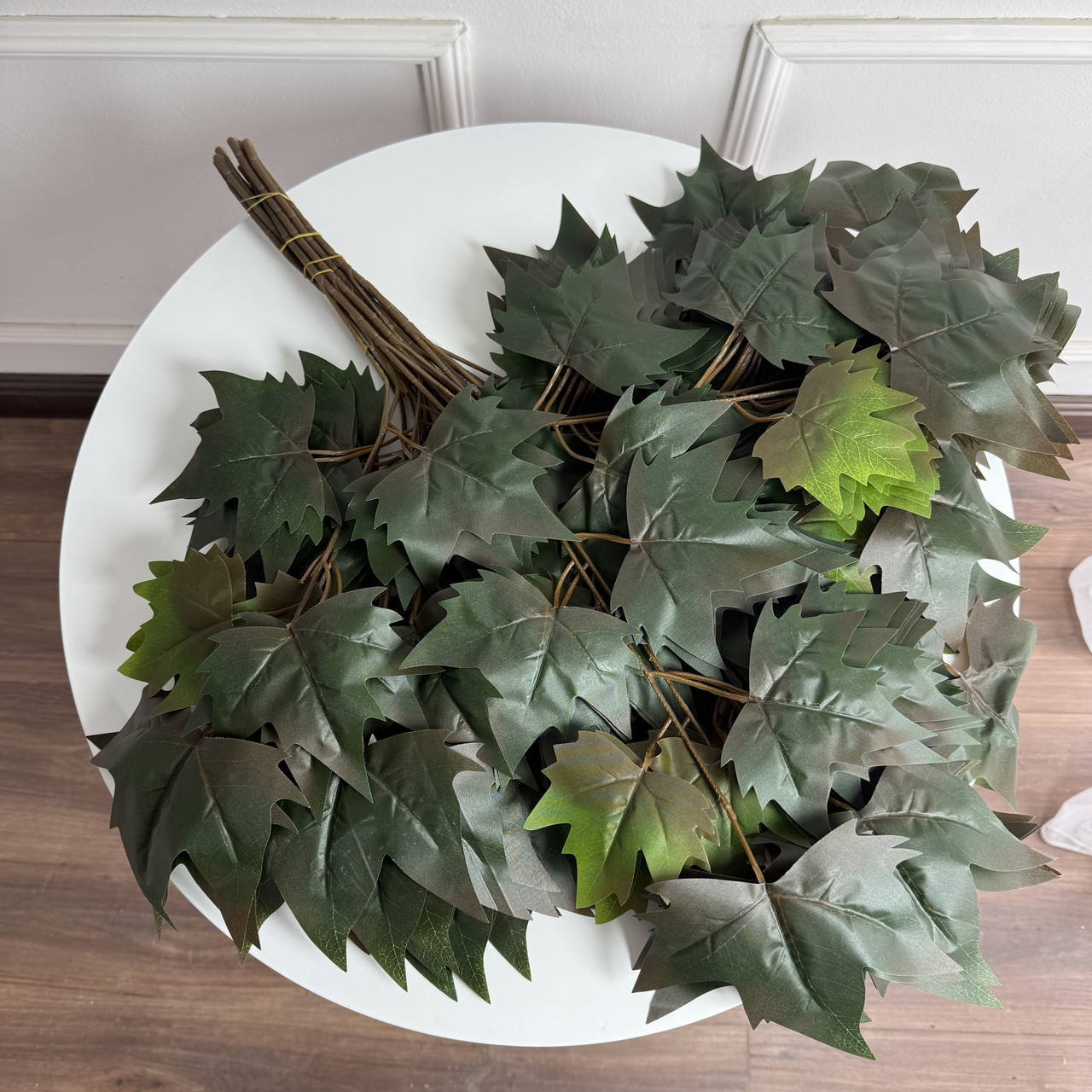 Штучна гілка листя клена Преміум класу зелена, 12 шт. Штучні листи для декору, Листя для декору, Висота 70 см, фото 1