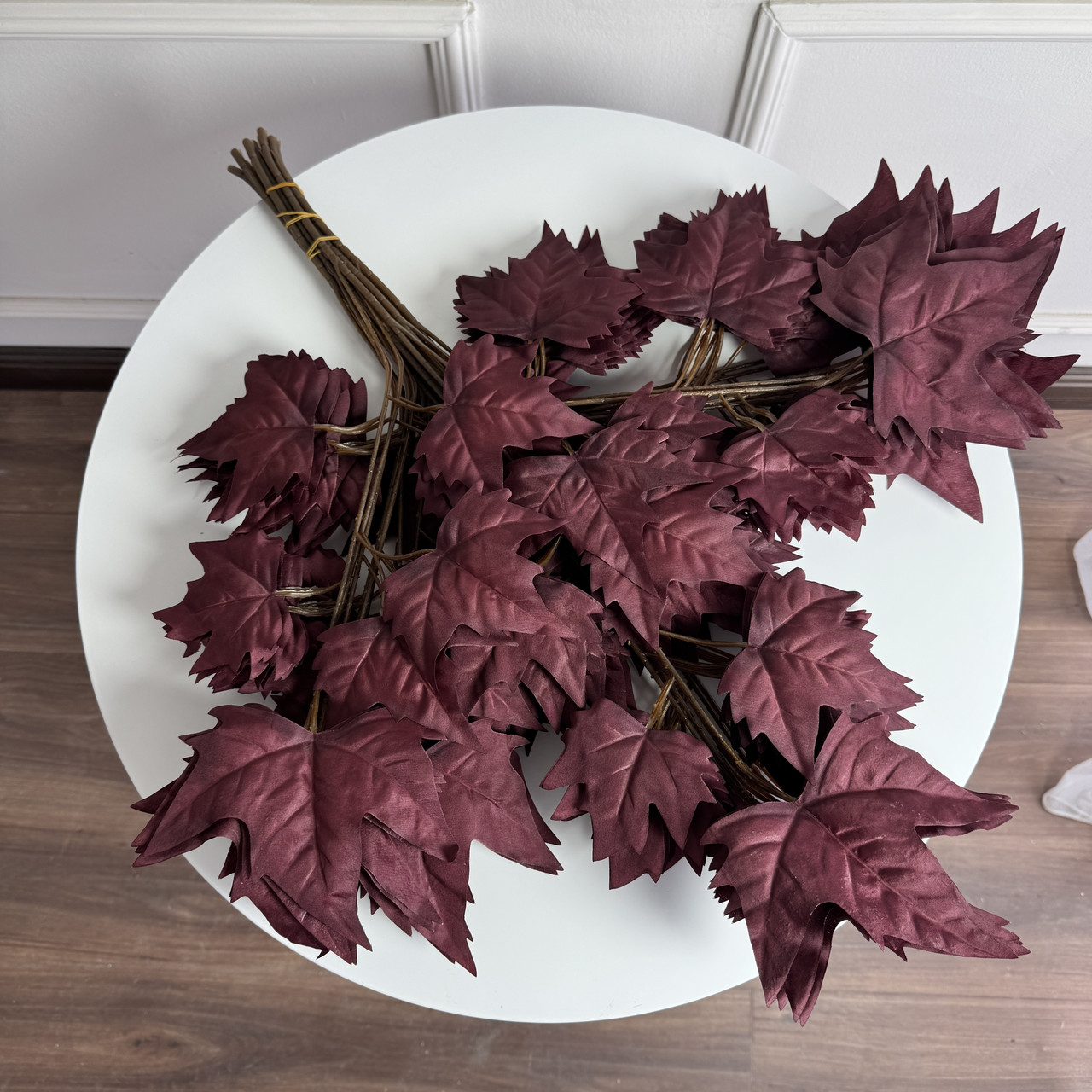 Штучна гілка листя клена Преміумкласу бордового кольору, 12 шт. Штучні листи для декору, фото 1