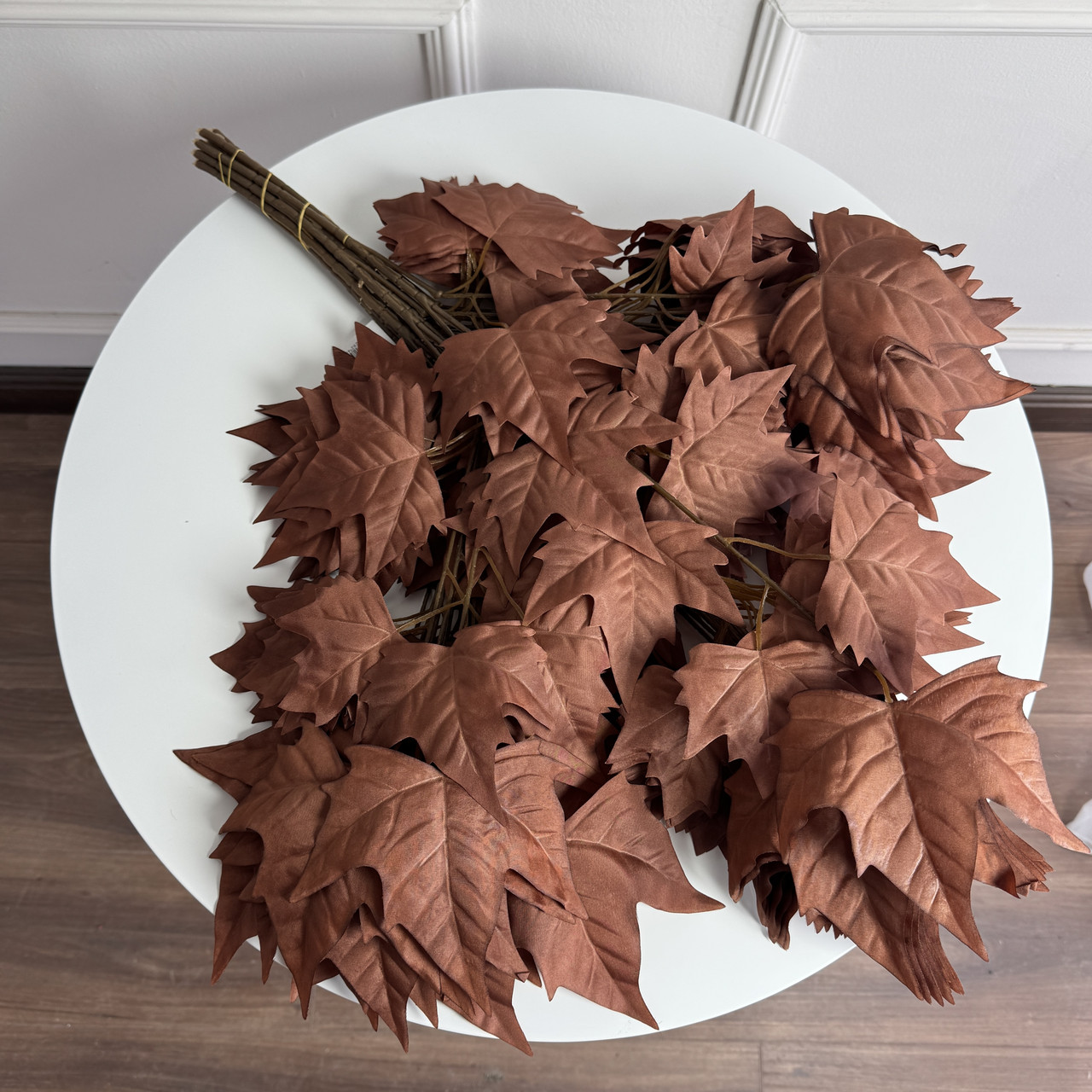 Штучна гілка листя клена Преміумкласу коричневого кольору, 12 шт. Штучні листи для декору, фото 1