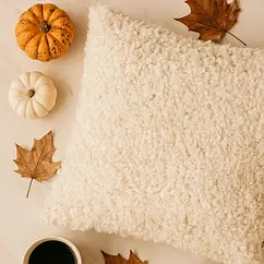 Декоративна подушка IDEIA 55×55см молоко букле із штучного хутра, гіпоалергенна, м'яка, стильний декор для дому