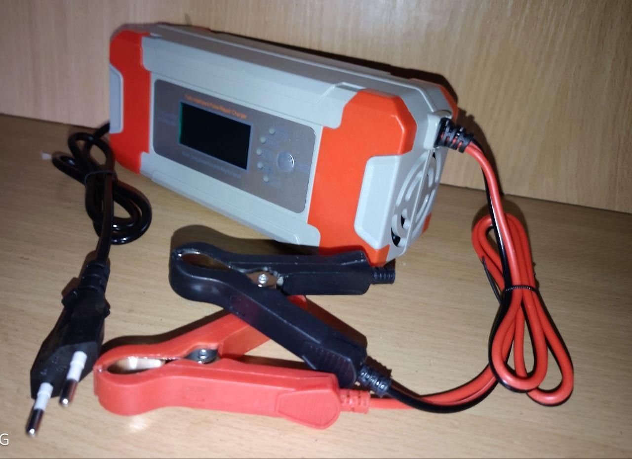 Автомобільний зарядний пристрій  12/24V для акумуляторів з LCD дисплеєм, фото 1