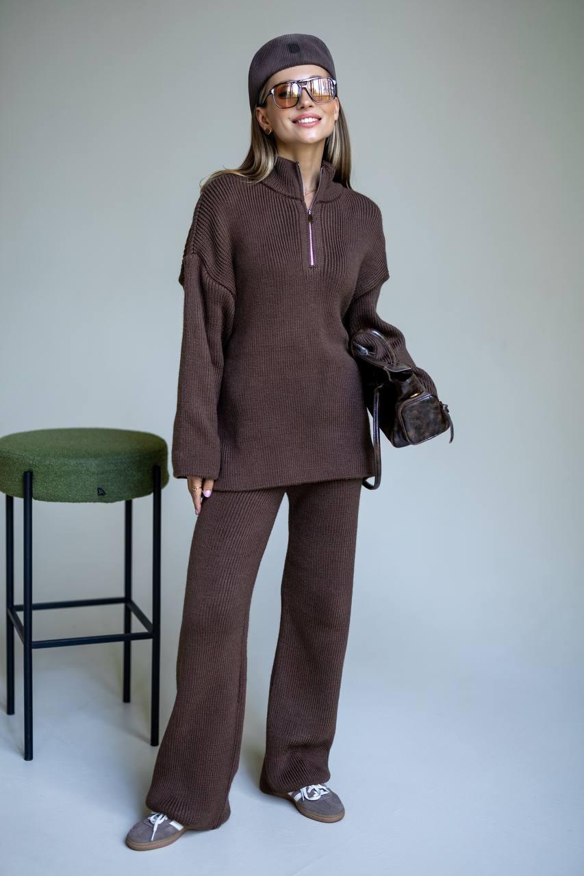Жіночий в’язаний костюм подовжений светр oversize із коміром на блискавці та штани — стиль Осінь/Зима 2025, фото 1